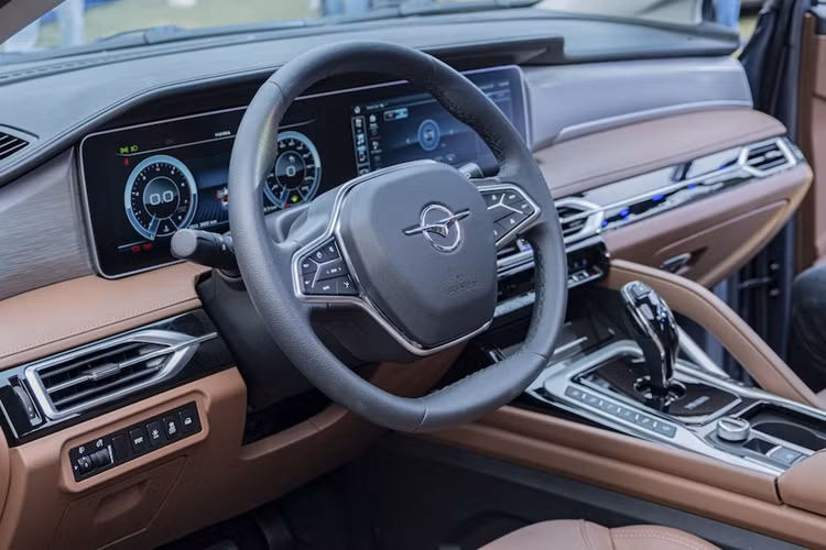 Thay vào đó, xe sở hữu thiết kế MPV truyền thống. Trang bị ngoại thất của Haima 7X gồm có đèn pha LED tự động bật/tắt với chế độ đèn chờ dẫn đường, đèn LED định vị ban ngày, gạt mưa tự động, gương chiếu hậu chỉnh điện/gập điện/sấy gương, cửa cốp chỉnh điện tích hợp cảm biến đá cốp, vành la-zăng 19 inch và thanh giá nóc.