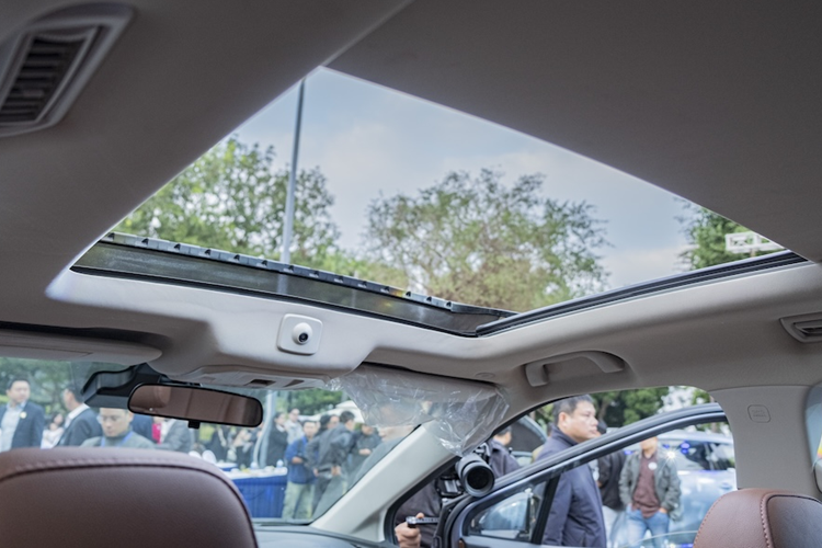 Xe dùng cửa mở thông thường thay giống Toyota Innova Cross thay vì cửa lùa chỉnh điện như Hyundai Custin. Bên trong mẫu xe Trung Quốc này là không gian nội thất 7 chỗ với cấu hình 2+2+3. Ghế của xe được bọc da với ghế lái chỉnh điện 6 hướng, ghế phụ lái chỉnh điện 4 hướng và hàng ghế thứ hai ngả lưng 56 độ.