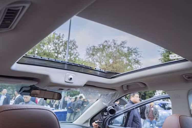 Xe dùng cửa mở thông thường thay giống Toyota Innova Cross thay vì cửa lùa chỉnh điện như Hyundai Custin. Bên trong mẫu xe Trung Quốc này là không gian nội thất 7 chỗ với cấu hình 2+2+3. Ghế của xe được bọc da với ghế lái chỉnh điện 6 hướng, ghế phụ lái chỉnh điện 4 hướng và hàng ghế thứ hai ngả lưng 56 độ.