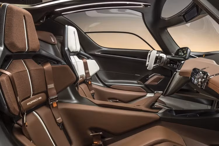 Ngoài ra, có thể mẫu xe này sẽ được bổ sung thêm phiên bản tay lái nghịch. Trước đây, các phiên bản tiền nhiệm như Porsche 918 Spyder, Carrera GT hay 959 chỉ được sản xuất với tay lái thuận.