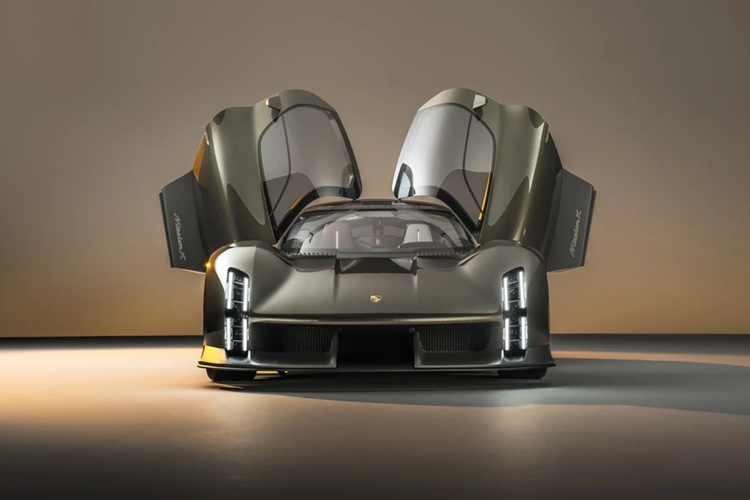 Trong một cuộc phỏng vấn với Carsales, CEO của Porsche ông Oliver Blume cho biết ban quản trị của hãng đang chuẩn bị đưa ra quyết định về việc chế tạo một mẫu Porsche hypercar thuần điện dựa trên Mission X.