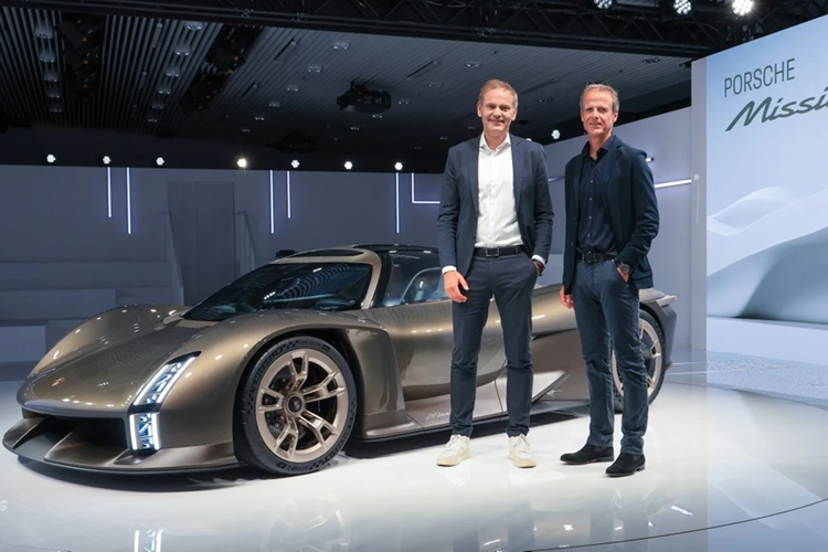 Tại sự kiện “75 Years of Porsche Sports Cars”, Porsche đã chính thức giới thiệu mẫu concept Mission X. Đây được xem là bước khởi đầu để hãng xe thể thao danh tiếng đến từ Stuttgart ra mắt mẫu hypercar thay thế cho Porsche 918 Spyder mui trần.