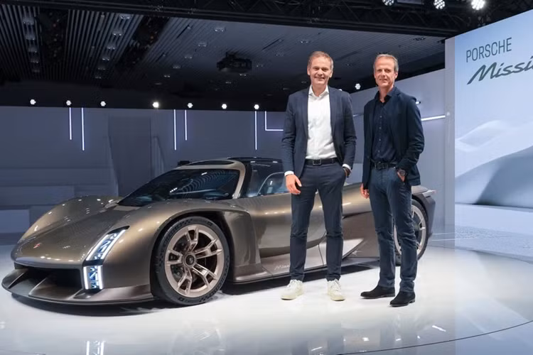 Tại sự kiện “75 Years of Porsche Sports Cars”, Porsche đã chính thức giới thiệu mẫu concept Mission X. Đây được xem là bước khởi đầu để hãng xe thể thao danh tiếng đến từ Stuttgart ra mắt mẫu hypercar thay thế cho Porsche 918 Spyder mui trần.