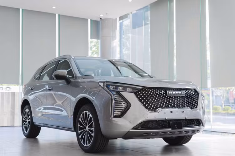 Haval Jolion sở hữu kích thước dài x rộng x cao lần lượt 4.472 x 1.841 x 1.626 (mm) và chiều dài cơ sở 2.700 mm. Bản Pro sẽ có kích thước rộng hơn một chút với số đo 1.874 mm. Haval Jolion sở hữu thiết kế thể thao, hiện đại. 