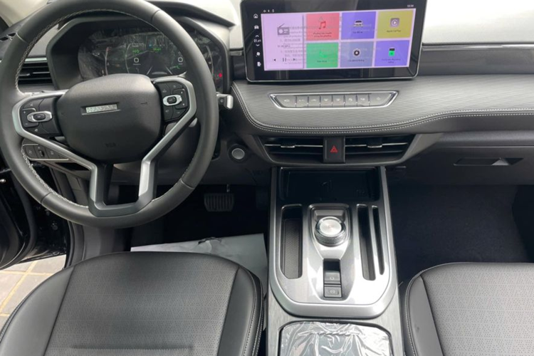 Cả 2 đều được trang bị bộ mâm 18 inch, nhưng lại có đôi chút khác biệt về thiết kế. Bản Ultra sẽ có thêm tính năng sấy gương chiếu hậu. Về nội thất, bên trong khoang cabin của xe có khá nhiều chi tiết tương đồng với Haval H6. Bản Ultra sẽ được trang bị màn hình giải trí loại 12,3 inch, trong khi bản Sport dùng loại 10,25 inch.