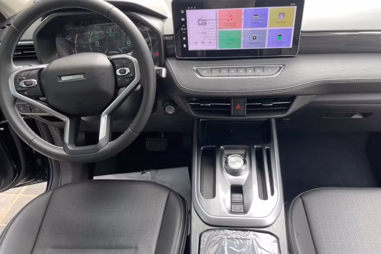 Cả 2 đều được trang bị bộ mâm 18 inch, nhưng lại có đôi chút khác biệt về thiết kế. Bản Ultra sẽ có thêm tính năng sấy gương chiếu hậu. Về nội thất, bên trong khoang cabin của xe có khá nhiều chi tiết tương đồng với Haval H6. Bản Ultra sẽ được trang bị màn hình giải trí loại 12,3 inch, trong khi bản Sport dùng loại 10,25 inch.