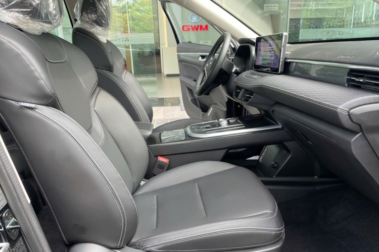 Bên cạnh các trang bị giống nhau như: màn hình sau vô lăng kích thước 7 inch, ghế lái chỉnh điện 6 hướng, ghế phụ chỉnh điện 4 hướng, phanh đỗ điện tử, cần số dạng núm xoay, điều hòa tự động 2 vùng, cửa gió phía sau… thì bản Ultra sẽ có thêm chế độ làm mát ghế, màn hình HUD, sạc không dây, lọc không khí, 4 kính lên xuống một chạm và cửa sổ trời toàn cảnh.