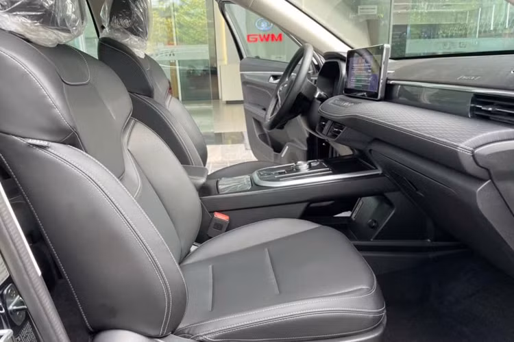 Bên cạnh các trang bị giống nhau như: màn hình sau vô lăng kích thước 7 inch, ghế lái chỉnh điện 6 hướng, ghế phụ chỉnh điện 4 hướng, phanh đỗ điện tử, cần số dạng núm xoay, điều hòa tự động 2 vùng, cửa gió phía sau… thì bản Ultra sẽ có thêm chế độ làm mát ghế, màn hình HUD, sạc không dây, lọc không khí, 4 kính lên xuống một chạm và cửa sổ trời toàn cảnh.