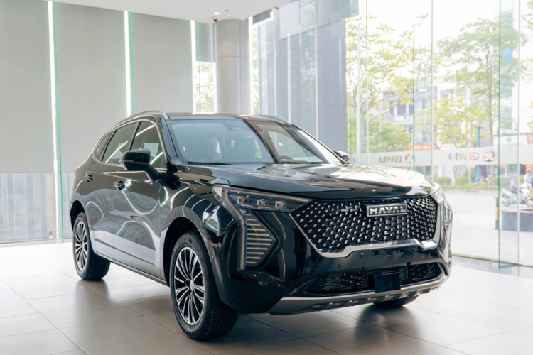 Một số tư vấn bán hàng tiết lộ, Haval Jolion 2025 mới sẽ được phân phối tại thị trường Việt Nam với hai phiên bản là Pro và Ultra, cùng giá bán dự kiến lần lượt là 736 và 779 triệu đồng. Cũng theo đại lý, trong thời gian đầu, những khách hàng đặt cọc 10 triệu đồng sẽ được hưởng ưu đãi tiền mặt trị giá 30 triệu đồng.