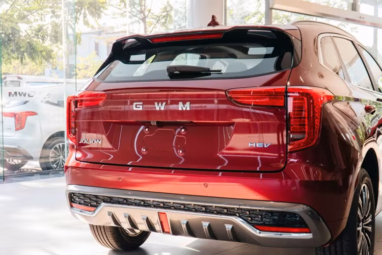 Phần đầu xe gây ấn tượng với cụm lưới tản nhiệt cỡ lớn đi cùng cụm đèn pha LED có 3 bóng chiếu sáng hình vuông liền kề nhau và dải đèn định vị ban ngày thanh mảnh được thiết kế giống hình số 7 khá bắt mắt. Phía sau xe là cụm đèn hậu LED có thiết kế khá giống đầu xe, đi cùng cản sau được ốp mạ crom sáng bóng.