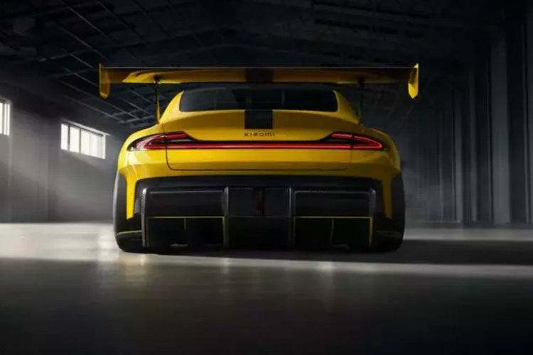 Thiết kế của Xiaomi SU7 Ultra khác biệt đáng kể so với SU7 tiêu chuẩn, với cánh gió sau bằng sợi carbon lớn tạo ra lực ép xuống lên tới 2.145 kg. Phần còn lại của xe cũng được sửa đổi để có cấu trúc khí động học hơn, bao gồm việc bổ sung thêm hai lỗ thông hơi lớn phía trước và mở rộng bộ chia gió trước và váy bên.