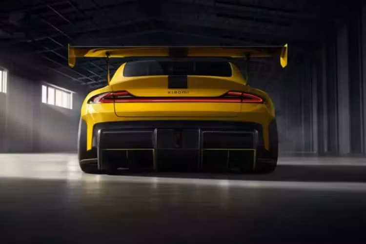 Thiết kế của Xiaomi SU7 Ultra khác biệt đáng kể so với SU7 tiêu chuẩn, với cánh gió sau bằng sợi carbon lớn tạo ra lực ép xuống lên tới 2.145 kg. Phần còn lại của xe cũng được sửa đổi để có cấu trúc khí động học hơn, bao gồm việc bổ sung thêm hai lỗ thông hơi lớn phía trước và mở rộng bộ chia gió trước và váy bên.