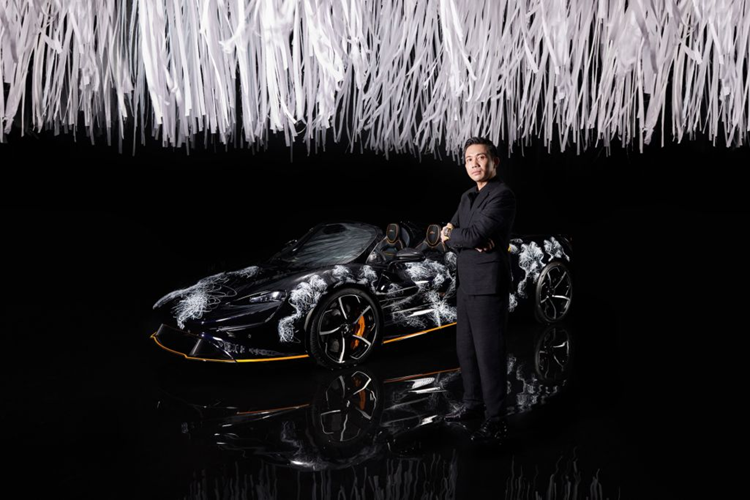 Và sự xuất hiện của chi tiết kính chắn gió trên McLaren Elva tại Việt Nam đã khiến chiếc xe dường như mất đi giá trị đặc trưng tạo ra tên tuổi cũng như sự độc bản, hiếm có của nó. Chưa dừng lại ở đó, McLaren Elva vẫn còn gặp các “trở ngại” khác để có thể lăn bánh hợp pháp ở Việt Nam.