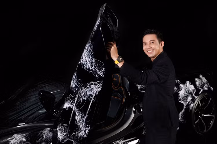 Sở dĩ chiếc xe của đại gia Minh Nhựa có mức giá đắt đỏ như vậy là vì xe thuộc diện độc bản, phát triển bởi phân nhánh cá nhân hóa McLaren Special Operation (MSO) cùng họa sĩ Pháp gốc Việt - Hom Nguyen.