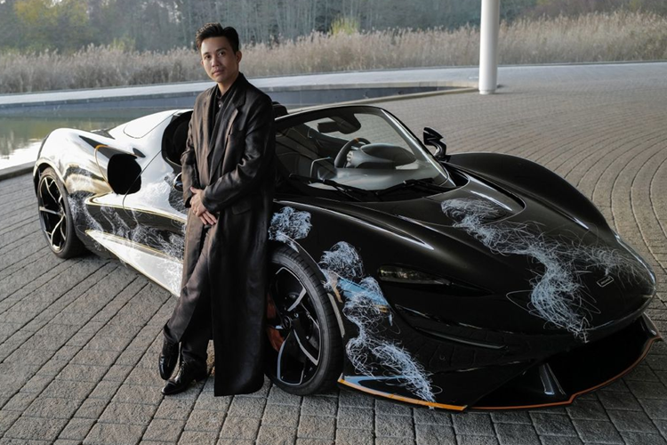 Để giải quyết một phần của vấn đề McLaren Elva khó đăng kiểm, đại gia Minh Nhựa đã được trang bị thêm kính chắn gió cho xe. Nhờ thiết kế không có kính chắn gió, McLaren Elva đã trở thành mẫu xe độc đáo, có thể gọi là siêu phẩm trong thế giới ôtô hiện đại.