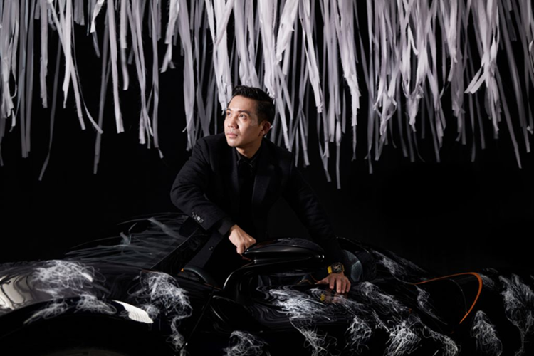 Họa sĩ đã mất 72 giờ để hoàn thiện được tác phẩm trên chiếc Elva độc nhất thế giới này. Các nét vẽ đều thể hiện nét đẹp dịu dàng của một người phụ nữ mà phải nhìn gần chiếc xe mới có thể cảm nhận được.