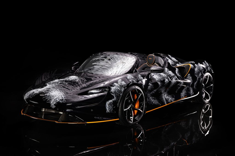 Chiếc McLaren Elva của doanh nhân ngành nhựa sở hữu “bộ cánh” màu đen ánh kim, cùng đường viền cam ở cản trước, bên hông và khe gió làm điểm nhấn. Điểm ấn tượng nhất của siêu xe Anh Quốc này là tác phẩm nghệ thuật mang tên "Icare" được vẽ trực tiếp lên thân bởi họa sĩ Hom Nguyen và lấy cảm hứng từ thần thoại Hy Lạp Icarus.