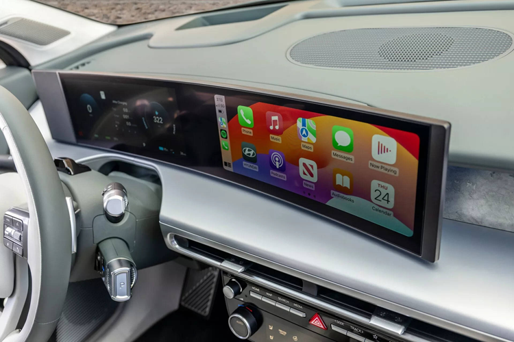 Đây cũng là chiếc Hyundai đầu tiên loại bỏ ăng-ten trên nóc xe và thay vào đó sử dụng kính chắn gió để nhận tín hiệu GPS và vệ tinh, bảng điều khiển cho các dịch vụ kết nối và kính cửa sau cho sóng radio FM/AM. Người mua có thể chọn mâm 19, 20 và 21 inch, trong đó riêng kích cỡ lớn nhất được thiết kế kiểu Calligraphy đặc biệt. Có không dưới 16 màu ngoại thất.