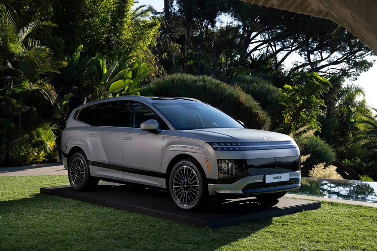 Hyundai trang bị cho Ioniq 9 duy nhất một loại pin với dung lượng 110,3 kWh, kết hợp với nhiều cấu hình khác nhau về số lượng mô-tơ điện. Hyundai Ioniq 9 bản Long Range RWD được lắp 1 mô-tơ tại cầu sau có công suất 214 mã lực (160 kW) và mô-men xoắn cực đại 350 Nm, có thể đi xa 620 km khi trang bị mâm 19 inch.