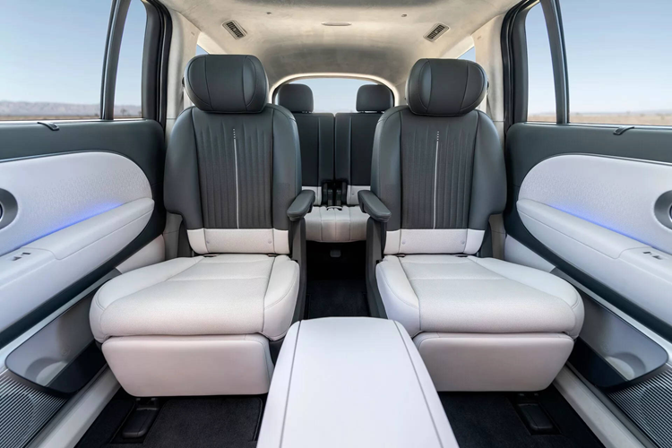 Nhìn bề ngoài, SUV điện Hyundai Ioniq 9 có nhiều điểm tương đồng với mẫu concept SEVEN từng được trình diễn cách đây vài năm. Xe sở hữu đèn kiểu Parametric Pixel giống như các mẫu Ioniq khác và mặc dù có kích thước lớn nhưng có hệ số cản gió Cd chỉ là 0,259 với tùy chọn gương hậu bên hông kiểu kỹ thuật số.