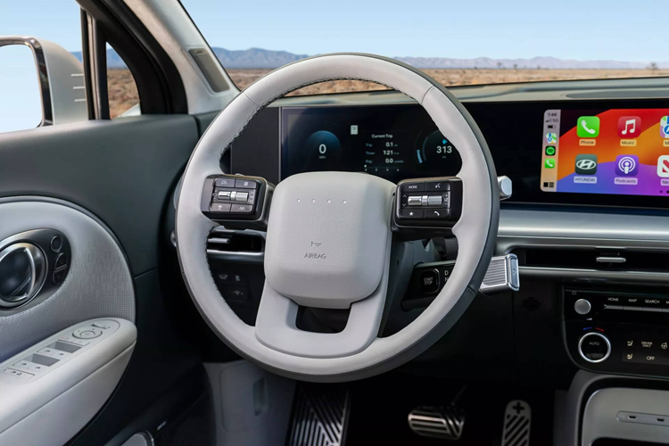 Cho dù khách hàng chọn cấu hình nào thì Ioniq 9 luôn hỗ trợ sạc đầy pin với công suất lên tới 350 kW, có khả năng nạp lại đủ năng lượng từ 10-80% chỉ trong 24 phút. Mẫu xe này cũng hỗ trợ tính năng sạc ngược cho các thiết bị gắn ngoài hoặc hòa ngược trở lại vào lưới điện dân dụng.