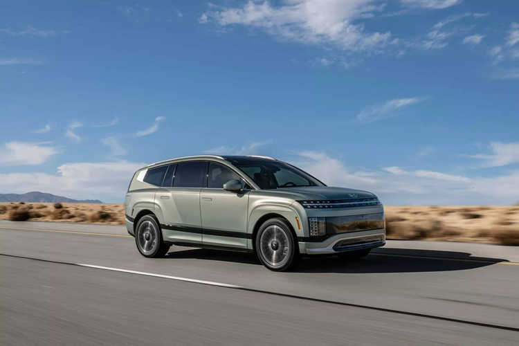 Tiếp đến là cấu hình Long Range AWD bổ sung thêm 1 mô-tơ nữa tại cầu trước có công suất 94 mã lực (70 kW), giúp tăng tổng lượng mô-men xoắn sản sinh được lên tới 605 Nm. Cao cấp nhất là cấu hình Ioniq 9 Performance, trang bị 2 mô-tơ điện đều có công suất 214 mã lực ở cả 2 trục bánh xe, cho phép tăng tốc 0-100 km/h trong 5,2 giây.