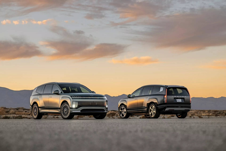 Ngoài ra xe còn được trang bị 10 túi khí. Hyundai Ioniq 9 sẽ lần đầu được bán ra tại Hàn Quốc và Mỹ vào nửa đầu năm 2025 trước khi mở rộng sang châu Âu và các thị trường khác trong tương lai. Thông số kỹ thuật và giá cả cụ thể theo thị trường sẽ được công bố sau.