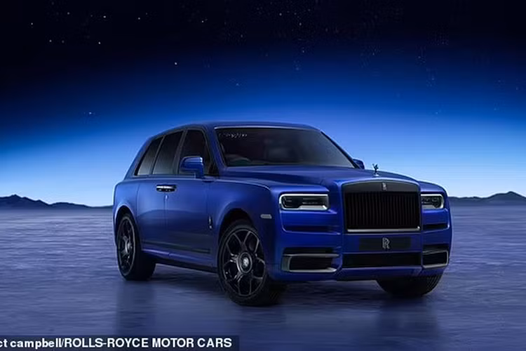 Tuy nhiên vào năm ngoái, chiếc Rolls-Royce Black Badge Wraith này đã không may dính tai nạn và hư hỏng nặng. Rolls-Royce Black Badge Wraith sử dụng động cơ tăng áp kép V12 6.6L, sản sinh công suất 624 mã lực và mô-men xoắn 800 Nm, hộp số tự động 8 cấp ZF, tăng tốc 0-100 km/h trong chỉ 4,6 giây. 