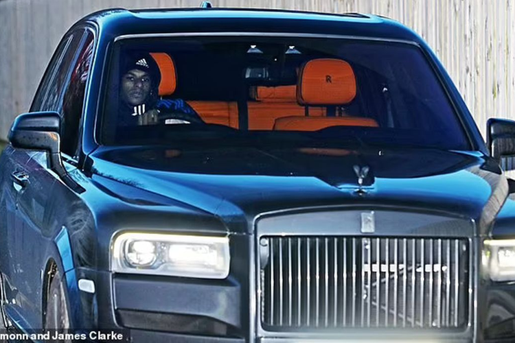 Trong đó, chiếc Rolls-Royce Cullinan của Marcus Rashford có giá 390.000 Bảng Anh (khoảng 12,6 tỷ đồng) thường xuyên được chân sút sinh năm 1997 dùng để di chuyển đến sân tập. Xe được trang bị khối động cơ V12 6.75L tăng áp kép, công suất đạt 600 mã lực cùng mô-men xoắn lên đến 900 Nm.