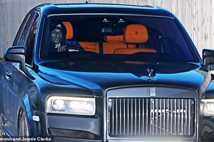 Trong đó, chiếc Rolls-Royce Cullinan của Marcus Rashford có giá 390.000 Bảng Anh (khoảng 12,6 tỷ đồng) thường xuyên được chân sút sinh năm 1997 dùng để di chuyển đến sân tập. Xe được trang bị khối động cơ V12 6.75L tăng áp kép, công suất đạt 600 mã lực cùng mô-men xoắn lên đến 900 Nm.
