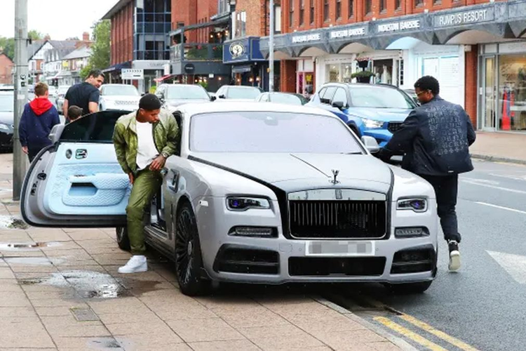Chiếc Rolls-Royce thứ hai mà cầu thủ mang áo số 10 của “Quỷ đỏ” sở hữu là Black Badge Wraith màu trắng trị giá lên đến 700.000 Bảng Anh (khoảng 22,7 tỷ đồng). Đây cũng là chiếc xe mà Marcus Rashford thường xuyên sử dụng.