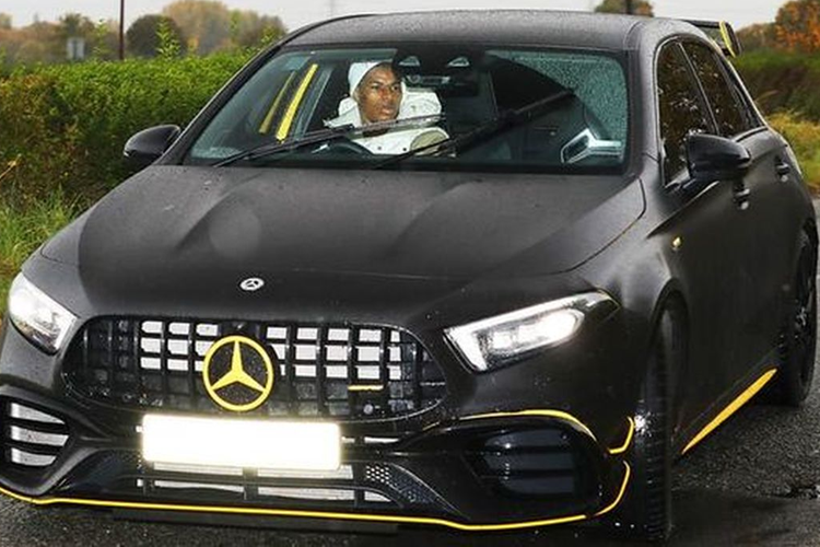 Rolls-Royce Cullinan Blue Shadow là chiếc xe mà Marcus Rashford mới bố sung vào bộ sưu tập của mình năm ngoái. Theo đó, siêu phẩm Anh quốc có giá lên đến 560.000 Bảng Anh (khoảng 18,2 tỷ đồng) và chỉ được sản xuất với số lượng giới hạn 62 chiếc trên toàn cầu. 