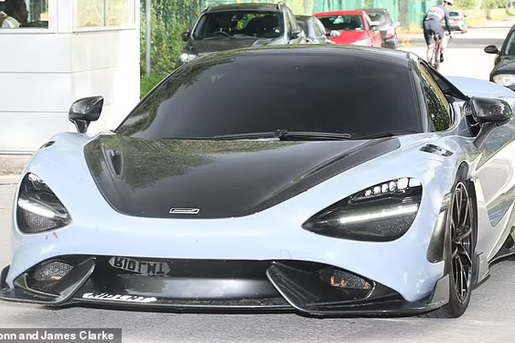 Không chỉ sở hữu các mẫu xe đến từ thương hiệu Rolls-Royce, cầu thủ Marcus Rashford còn sở hữu McLaren 765 Long Tail có giá 280.000 Bảng Anh (khoảng 9,1 tỷ đồng). Siêu xe này chỉ sản xuất với số lượng 765 chiếc trên toàn thế giới. 