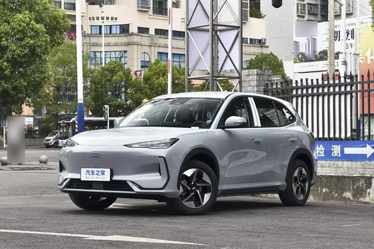 Vào ngày 3/8/2024, Geely Galaxy E5 2024 mới đã chính thức ra mắt với 5 mẫu mã, giá bán từ 112.800 nhân dân tệ 148.800 nhân dân tệ,tương đương 367 triệu đồng đến 484 triệu đồng.