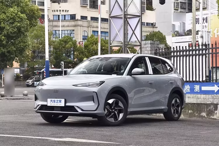 Vào ngày 3/8/2024, Geely Galaxy E5 2024 mới đã chính thức ra mắt với 5 mẫu mã, giá bán từ 112.800 nhân dân tệ 148.800 nhân dân tệ,tương đương 367 triệu đồng đến 484 triệu đồng.