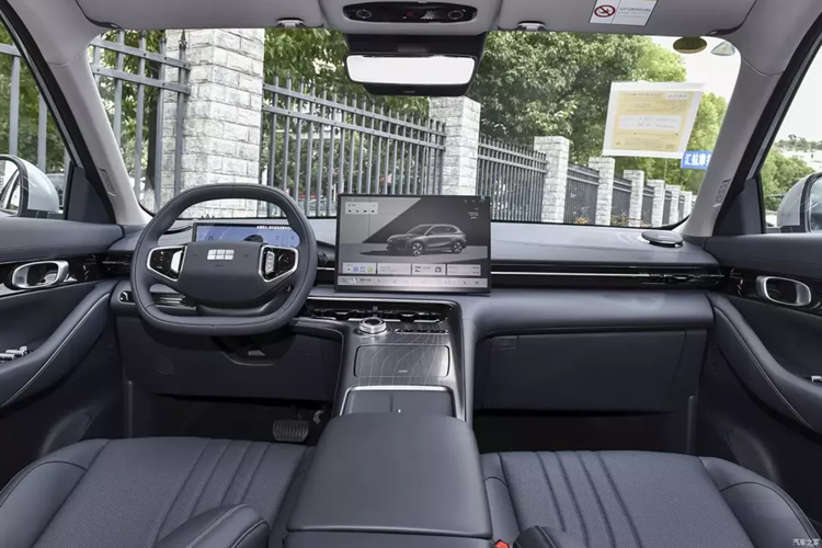 Ở đuôi xe, Geely Galaxy E5 sử dụng bộ đèn hậu dạng xuyên thấu, kết hợp với cánh lướt gió cỡ lớn phía trên và tấm chắn chống xước nhiều màu sắc phía dưới, cho cảm giác di chuyển tốt. Xét về kích thước thân xe, chiều dài, chiều rộng và chiều cao của xe mới lần lượt là4615/1901/1670mm, chiều dài cơ sở là 2750mm.