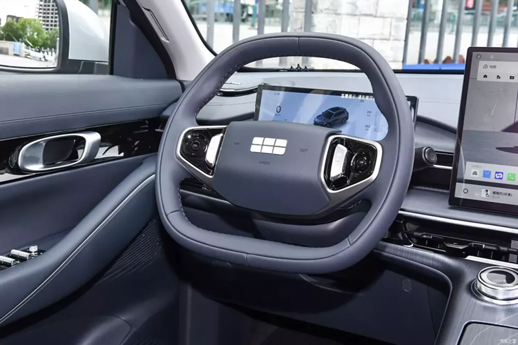 Galaxy E5 có hệ số cản là 0,269 Cd và Geely Galaxy E5 có 33 ngăn chứa đồ, được cho là tốt nhất trong phân khúc. Bao gồm các ngăn kéo bổ sung bên dưới cửa gió sau và một ngăn kéo khác bên dưới ghế sau.