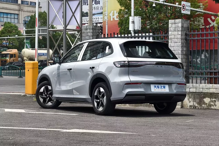 Mặt trước của chiếc xe SUV điện cỡ nhỏ Geely Galaxy E5 sử dụng lưới tản nhiệt phía trước khép kín với đèn pha sắc sảo hai bên được trang bị các hình hút gió tinh tế và được tô điểm bằng các đường viền tổng thể rất thông minh.