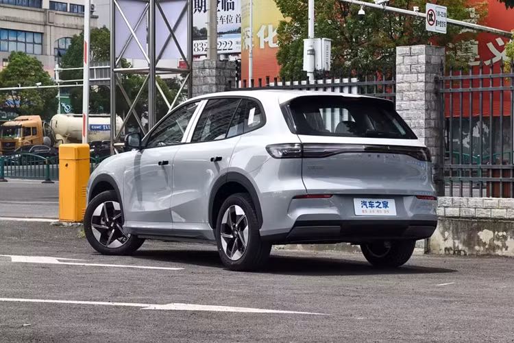 Mặt trước của chiếc xe SUV điện cỡ nhỏ Geely Galaxy E5 sử dụng lưới tản nhiệt phía trước khép kín với đèn pha sắc sảo hai bên được trang bị các hình hút gió tinh tế và được tô điểm bằng các đường viền tổng thể rất thông minh.