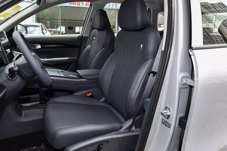 Chiếc xe Geely Galaxy E5 tự hào có màn hình điều khiển trung tâm nổi 15,4 inch độ phân giải 2,5K, bảng điều khiển kỹ thuật số đồng hồ LCD 10,2 inch và màn hình hiển thị thông tin trên kính chắn gió (HUD). Các mẫu xe cao cấp cung cấp tới 16 loa, bao gồm cả loa tựa đầu và có hệ thống Flyme Auto, được thiết kế trực quan như điện thoại thông minh.