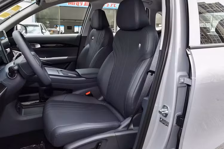 Chiếc xe Geely Galaxy E5 tự hào có màn hình điều khiển trung tâm nổi 15,4 inch độ phân giải 2,5K, bảng điều khiển kỹ thuật số đồng hồ LCD 10,2 inch và màn hình hiển thị thông tin trên kính chắn gió (HUD). Các mẫu xe cao cấp cung cấp tới 16 loa, bao gồm cả loa tựa đầu và có hệ thống Flyme Auto, được thiết kế trực quan như điện thoại thông minh.