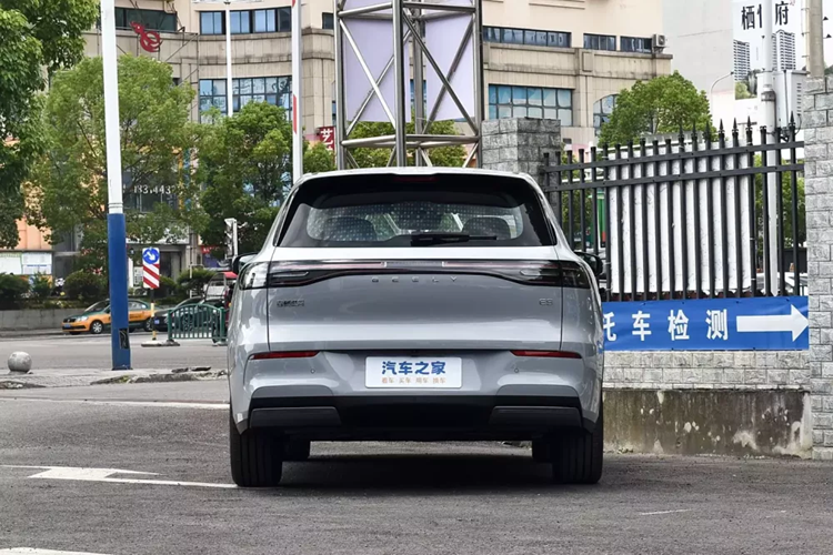 Bên hông thân xe, xe sử dụng tay nắm cửa ẩn và tạo hình bánh xe hợp kim nhôm 18/19 inch mới. Đồng thời, thiết kế đường gân nổi của cửa giúp tôn lên hình dáng tổng thể của xe và tạo đà mạnh mẽ hơn. Ngoài ra, vòm bánh xe làm bằng chất liệu đen mờ cũng có tác dụng tô điểm rất tốt.