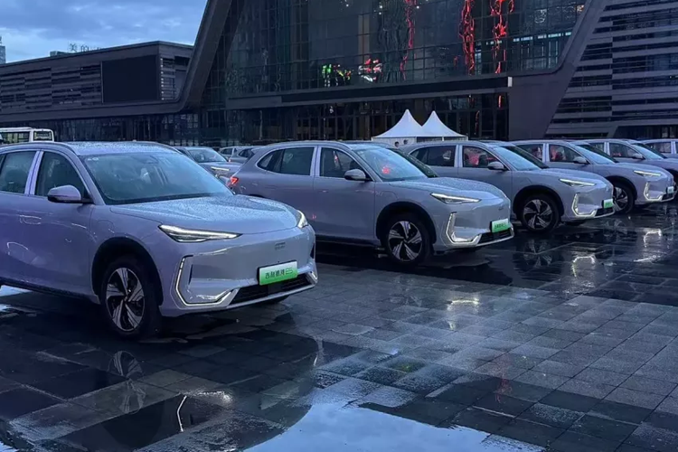 Geely Galaxy E5 của Trung Quốc được định vị là một chiếc SUV nhỏ gọn chạy điện thuần túy và nhắm đến thị trường toàn cầu, nên tùy theo thị trường, xe có bản tay lái thuận và nghịch. Geely Galaxy E5 được trang bị ổ điện thông minh Galaxy 11 trong 1 và pin lithium iron phosphate “loại lưỡi” thế hệ mới nhất - pin Aegis Dagger. 