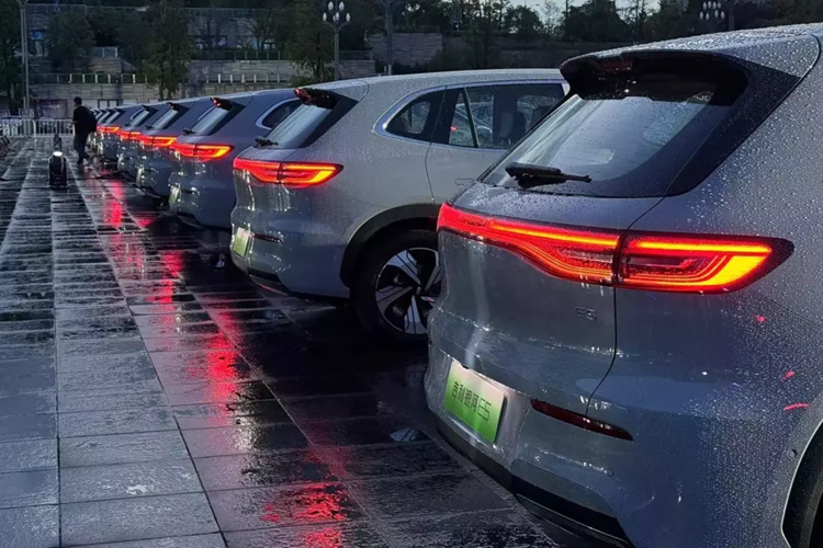 Ngoài ra, nó cũng sẽ sử dụng hệ thống ô tô Galaxy Flyme Auto và Flyme Sound, được cùng phát triển với Interstellar Meizu. Về ngoại hình, Geely Galaxy E5 có 8 màu ngoại thất, hình dáng tổng thể kết hợp các yếu tố thiết kế sinh học của loài hổ như mặt hổ, mắt hổ và râu hổ.