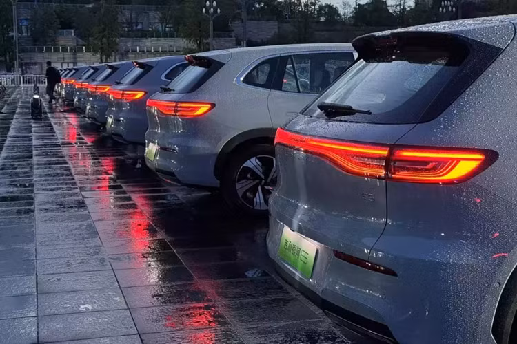 Ngoài ra, nó cũng sẽ sử dụng hệ thống ô tô Galaxy Flyme Auto và Flyme Sound, được cùng phát triển với Interstellar Meizu. Về ngoại hình, Geely Galaxy E5 có 8 màu ngoại thất, hình dáng tổng thể kết hợp các yếu tố thiết kế sinh học của loài hổ như mặt hổ, mắt hổ và râu hổ.