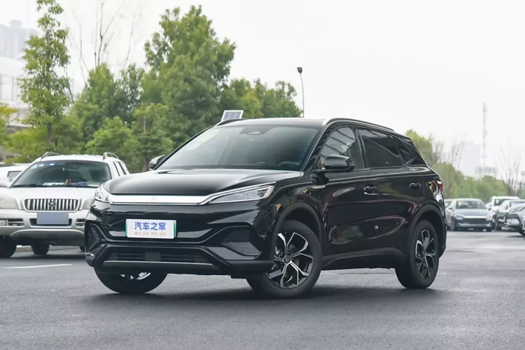 Là mẫu SUV cỡ nhỏ thuần điện, Geely Galaxy E5 sẽ cạnh tranh với BYD Yuan Plus hay còn có tên gọi quốc tế là BYD Atto 3 và AION V sau khi ra mắt. Trước đó, AION V mới đã chính thức ra mắt với mức giá giảm hơn 20.000 nhân dân tệ so với mẫu trước đó, bắt đầu từ 129.800.