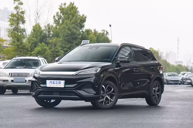 Là mẫu SUV cỡ nhỏ thuần điện, Geely Galaxy E5 sẽ cạnh tranh với BYD Yuan Plus hay còn có tên gọi quốc tế là BYD Atto 3 và AION V sau khi ra mắt. Trước đó, AION V mới đã chính thức ra mắt với mức giá giảm hơn 20.000 nhân dân tệ so với mẫu trước đó, bắt đầu từ 129.800.