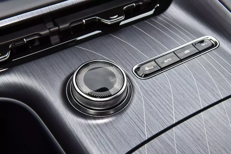 Thời gian tăng tốc từ vị trí xuất phát để lên 100 km/h của xe chỉ trong 6,9 giây. Pin Aegis Dagger do Geely tự phát triển có hai thông số kỹ thuật là 49,52kWh và 60,22kWh, tùy thuộc vào cấu hình. Phạm vi hành trình chạy điện thuần CLTC tương ứng là 440km và 530km.