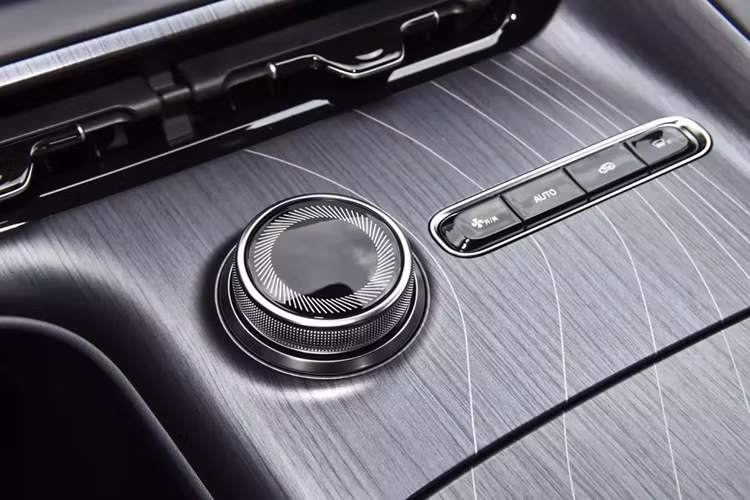 Thời gian tăng tốc từ vị trí xuất phát để lên 100 km/h của xe chỉ trong 6,9 giây. Pin Aegis Dagger do Geely tự phát triển có hai thông số kỹ thuật là 49,52kWh và 60,22kWh, tùy thuộc vào cấu hình. Phạm vi hành trình chạy điện thuần CLTC tương ứng là 440km và 530km.