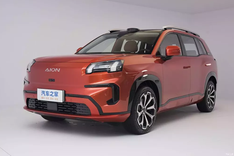 So sánh hai xe, AION V có lợi thế hơn về thời lượng pin nhưng xét về kết cấu hệ thống treo thì Geely Galaxy E5 thể hiện tốt hơn về mặt thoải mái khi lái xe. Là mẫu xe chuẩn mực trong phân khúc SUV cỡ nhỏ, BYD Atto 3 đang có tốc độ tăng trưởng doanh số nhanh chóng.